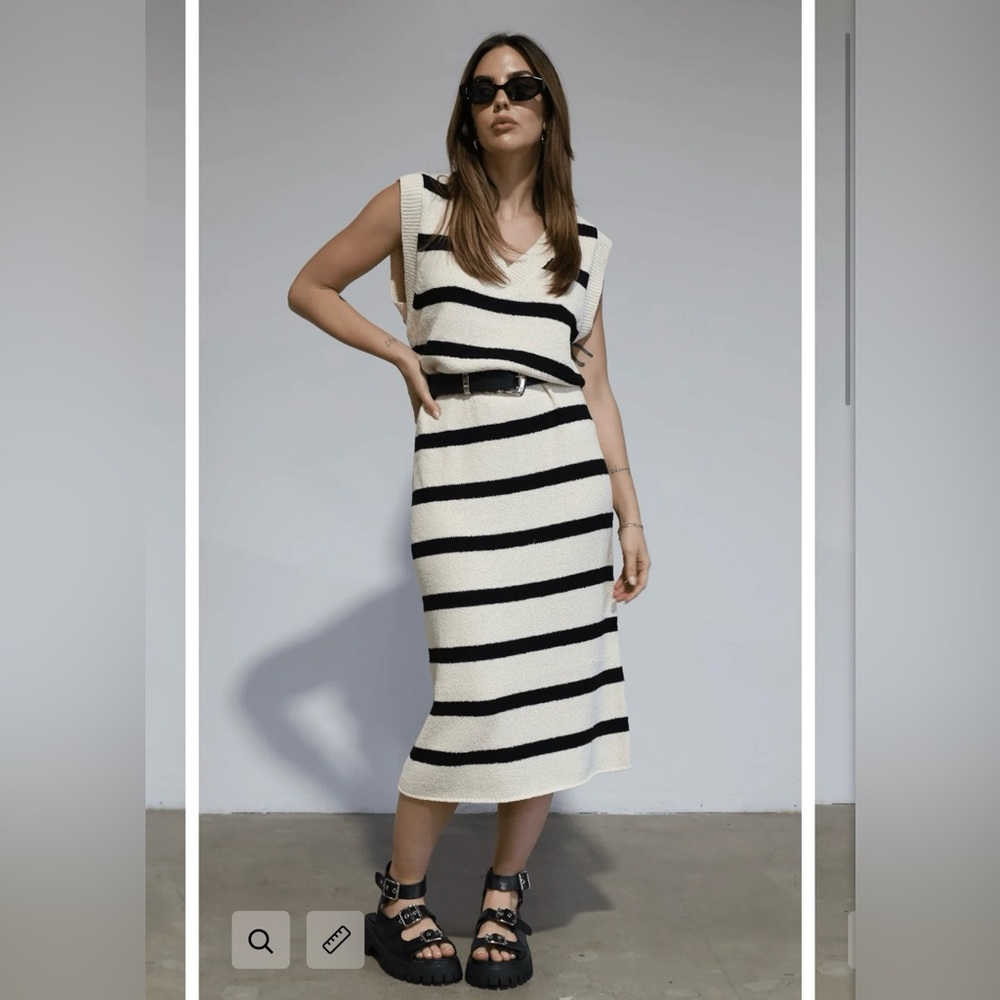 Striped knit sleeveless midi dress. V-neckline.